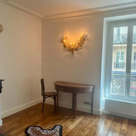 Classic Parisian Charm Meets 70s Design - 2br Apartment *