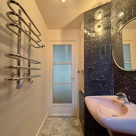 Classic Parisian Charm Meets 70s Design - 2br Appartamento *