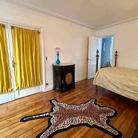 Classic Parisian Charm Meets 70s Design - 2br * Paris